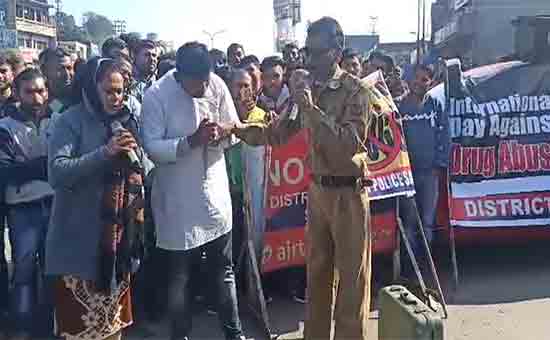 Samba-Police-made-people-aware-by-organizing-a-street-play-against-Drugs-at-Main-Chowk