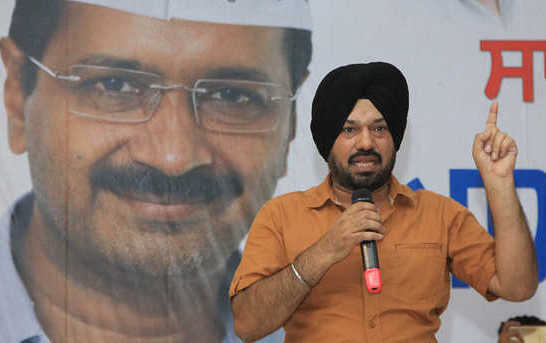 Famous comedian Gurpreet Ghuggi congratulated the AAP party victory in Delhi.