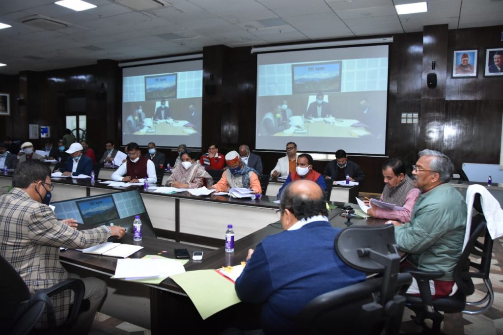 Chief Minister Shri Trivendra reviewed the CM announcements of Pauri, Uttarkashi and Rudraprayag districts