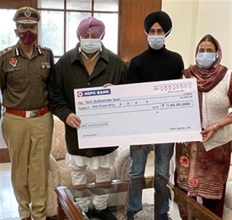 Punjab Chief Minister Captain Amarinder Singh on Monday, handed over a cheque of ₹1 crore as ex-gratia compensation to the family of slain Punjab Police Constable Jagmohan Singh