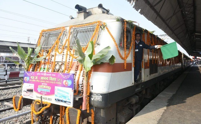 Shri Piyush Goyal Flags Off Mau-Anand Vihar Terminus Biweekly Special train through Video Conferencing
