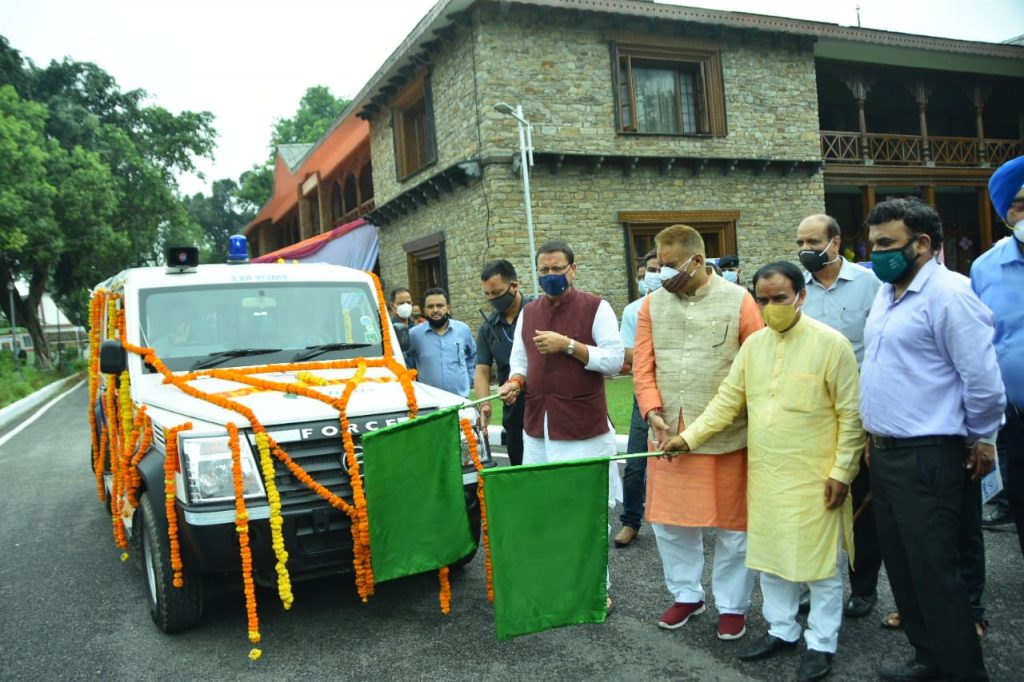 मुख्यमंत्री श्री पुष्कर सिंह धामी ने मुख्यमंत्री आवास में हंस फाउंडेशन द्वारा राज्य को उपलब्ध कराई गई 30 एम्बुलेंस का फ्लैग ऑफ किया।
