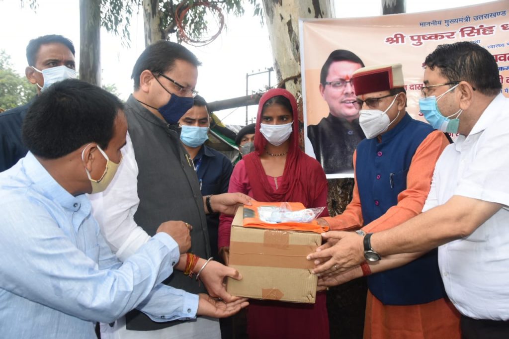 Chief Minister Shri Pushkar Singh Dhami distributed ration kits and masks to the homeless people at Raipur Crossing, Dehradun.