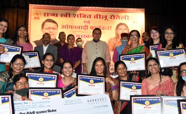 मुख्यमंत्री ने 22 महिलाओं को तीलू रौतेली पुरस्कार एवं 22 महिलाओं को आंगनबाड़ी कार्यकत्री