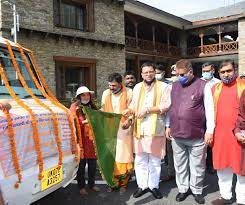 मुख्यमंत्री श्री पुष्कर सिंह धामी ने मुख्यमंत्री आवास में अनमोल ग्राम स्वराज संस्थान द्वारा जन जागरण अभियान के अंतर्गत प्रारंभ की जा रही जल जीवन यात्रा का फ्लैग ऑफ किया।
