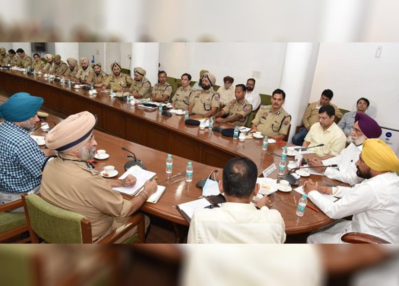 make all efforts for instilling confidence of general public in law and order machinery- cm to punjab police .