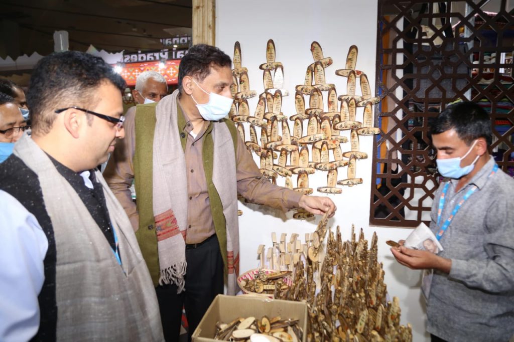 ACS (Finance) Prabodh Saxena visiting the Himachal Pavilion at Pragati Maidan, New Delhi.