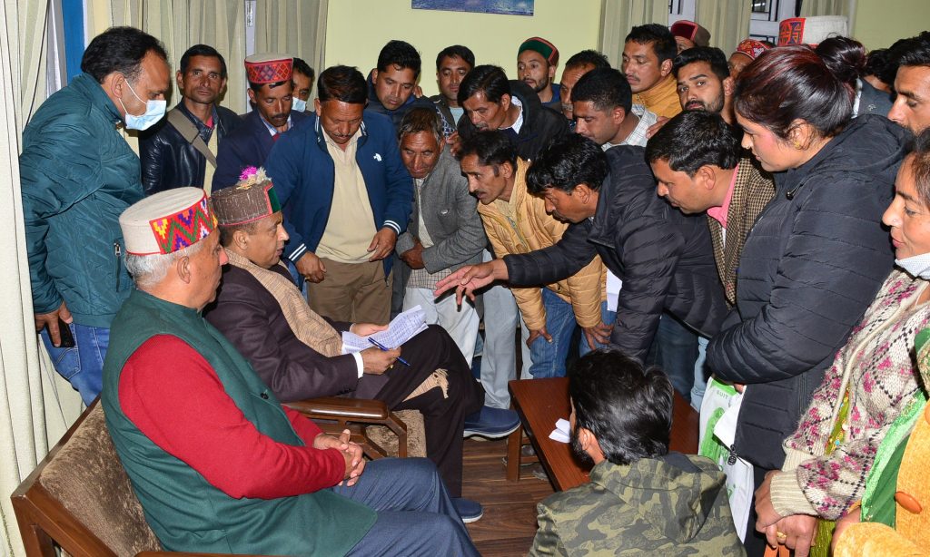 Hon'ble CM listening to public grievances at Pandoh in Mandi district today on 21/11/2021.
