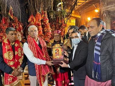 Governor pays obeisance at Mata Chintpurni temple