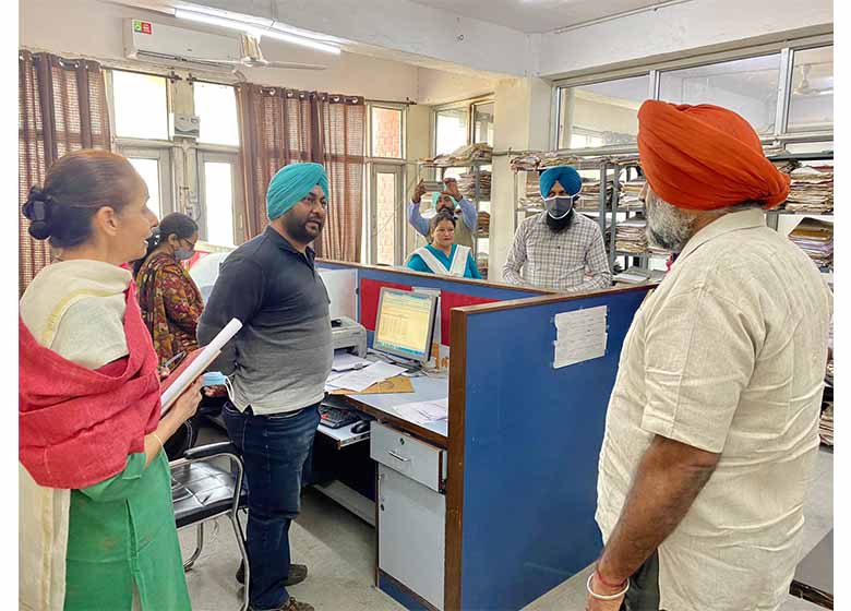 Higher Education and Languages Minister Pargat Singh today conducted a surprise check of the DPI (Colleges) Headquarters at Sikhya Bhawan, Mohali.