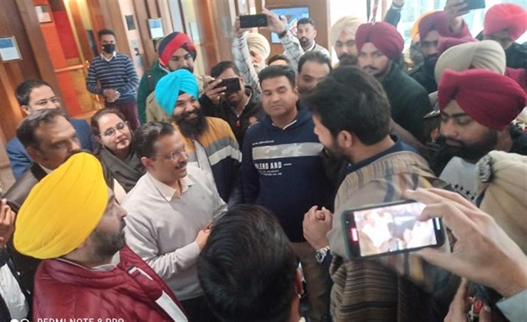 After Delhi, Raja Warring Corners Kejriwal In Amritsar Over Issue Of Buses Of Badals