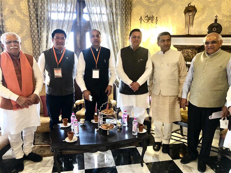 Chief Minister Jai Ram Thakur with Chief Ministers of other states at Varanasi today.