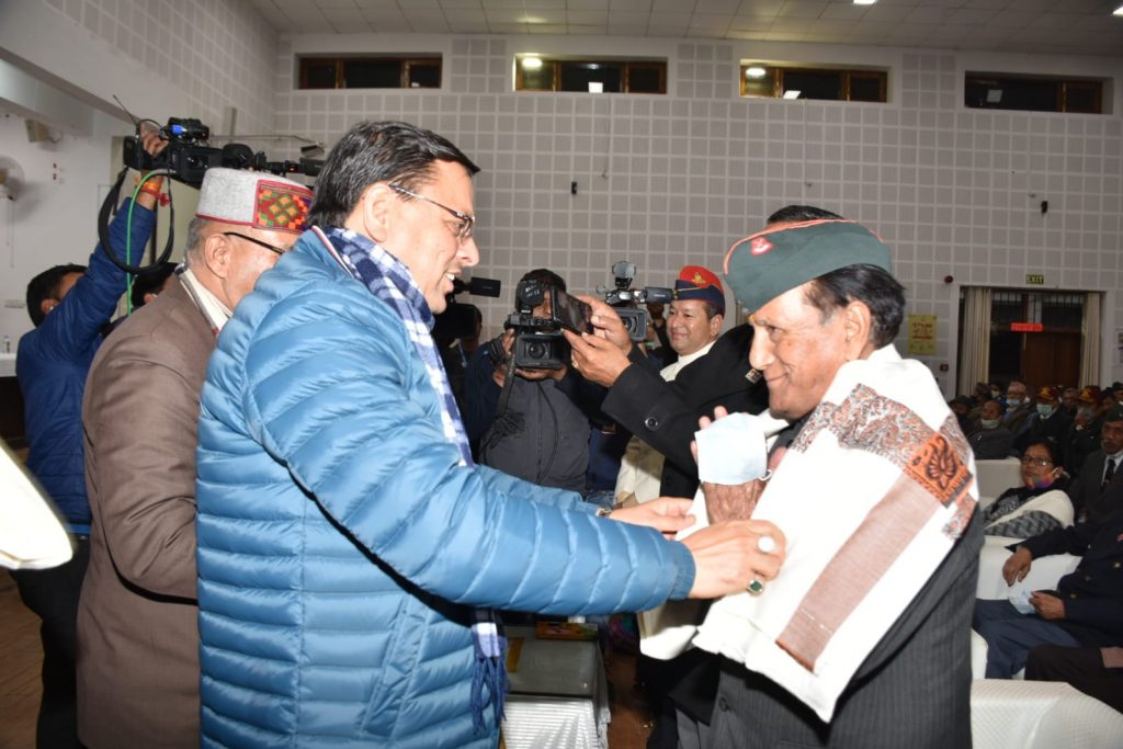 Chief Minister Pushkar Singh Dhami honored the ex-servicemen in the Sainik Samman program organized at the Chief Minister's residence on Vijay Diwas.