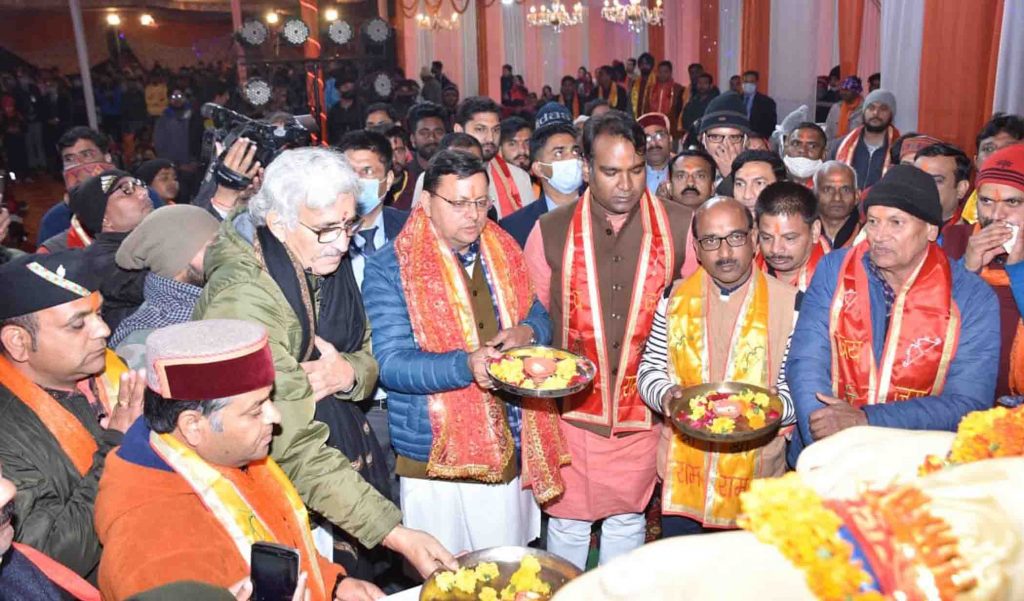 Chief Minister Shri Pushkar Singh Dhami participated in organizing Sunderkand Path organized by Shri Ram Seva Samiti at Shiv Raghunath Temple in Clementtown late in the evening on Thursday.