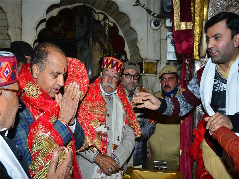 Chief Minister pays obeisance at Chintpurni Temple