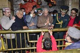Governor pays obeisance at Mata Jwalamukhi Temple