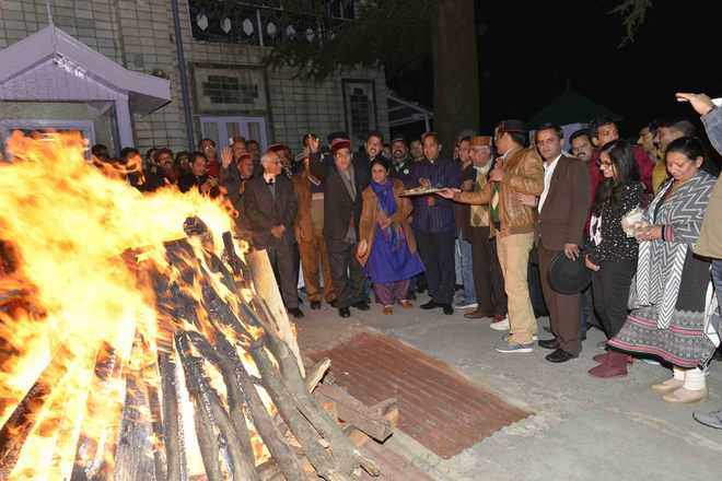 Governor and CM felicitate people on Lohri