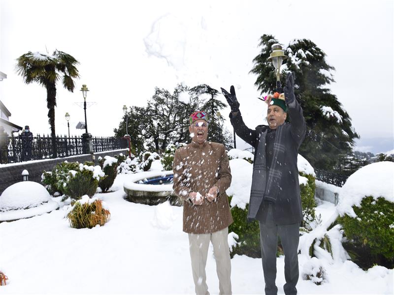 Governor enjoys snow with Chief Minister