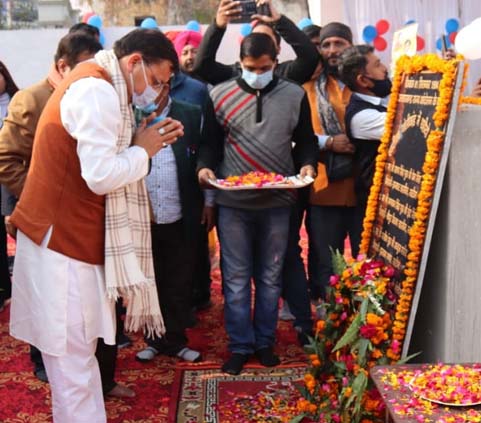 Union Minister for Road Transport and Highways Shri Nitin Gadkari and Chief Minister Shri Pushkar Singh Dhami reached Khatima on Tuesday at the martyr memorial site.