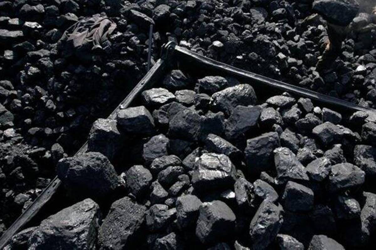 Каменный уголь шахта. Уголь. Каменный уголь открытая россыпь. Транспортировка древесного угля. Iron ore.