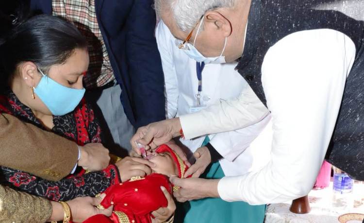 Governor administers polio drop