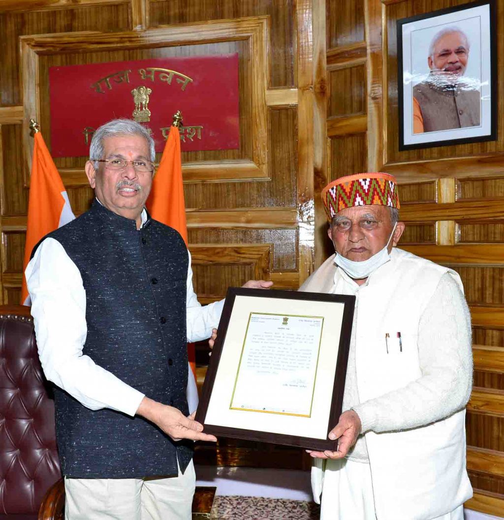 Governor honours Padmashree Vidyanand Saraik