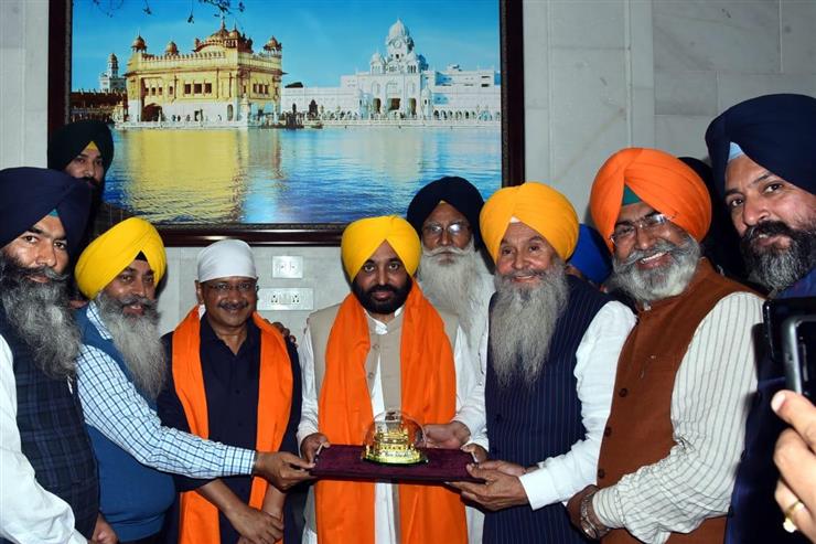 Bhagwant Mann And Arvind Kejriwal Bow Down In ‘Guru Ki Nagri’ For The Prosperity Of Punjab