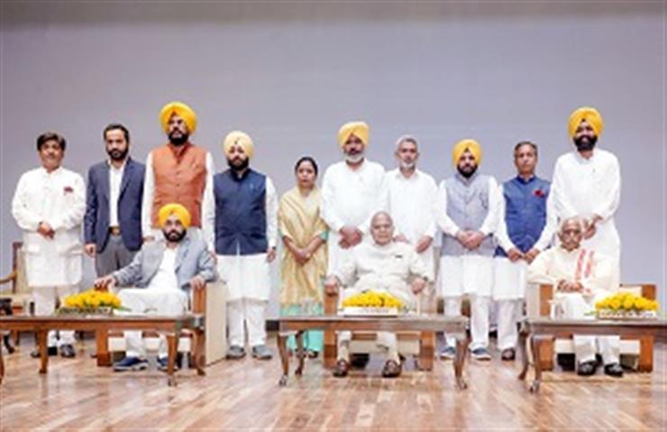 Punjab Governor Administers Oath Of Office And Secrecy To 10 Ministers In Bhagwant Mann Led Cabinet