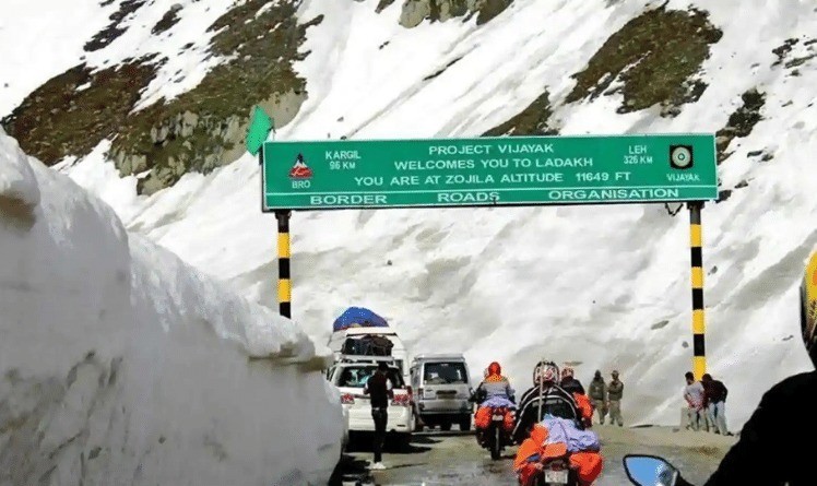 Zoji la Pass opens for civilian traffic after a disruption of 79 days, as against average closure of 150 days