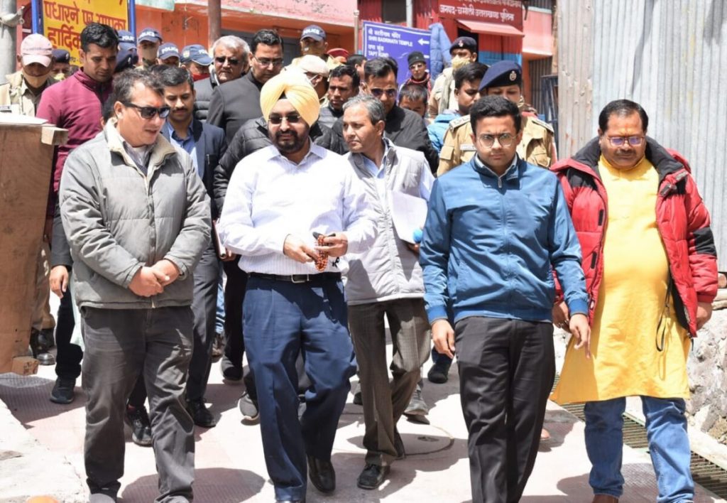 Chief Secretary Dr. SS Sandhu, after reaching Badrinath, inspected the ongoing construction works under the master plan and instructed the executing agencies to expedite the quality as well.
