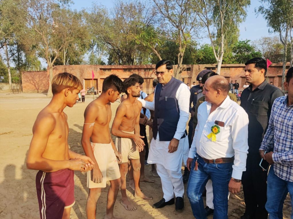 कैबिनेट मंत्री देवेन्द्र सिंह बबली ने जिला फतेहाबाद के गांव ढेर में आयोजित कबड्डी प्रतियोगिता में बढ़ाया खिलाड़ियों का हौसला |