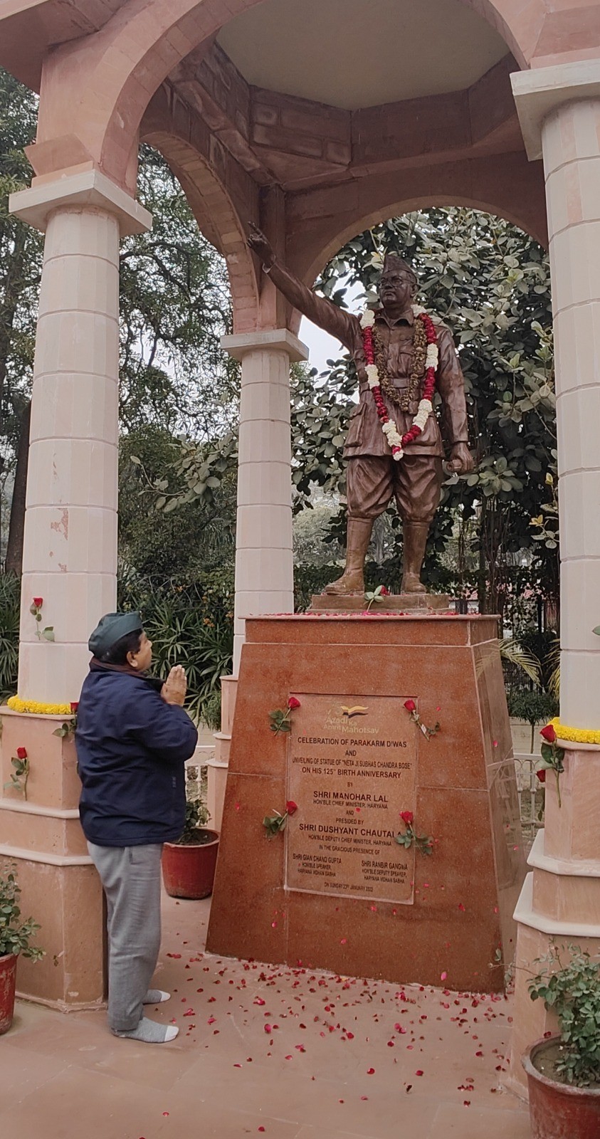 विस अध्यक्ष ज्ञान चंद गुप्ता ने एमएलए हॉस्टल के पार्क में नेताजी की प्रतिमा पर की पुष्पांजलि अर्पित |